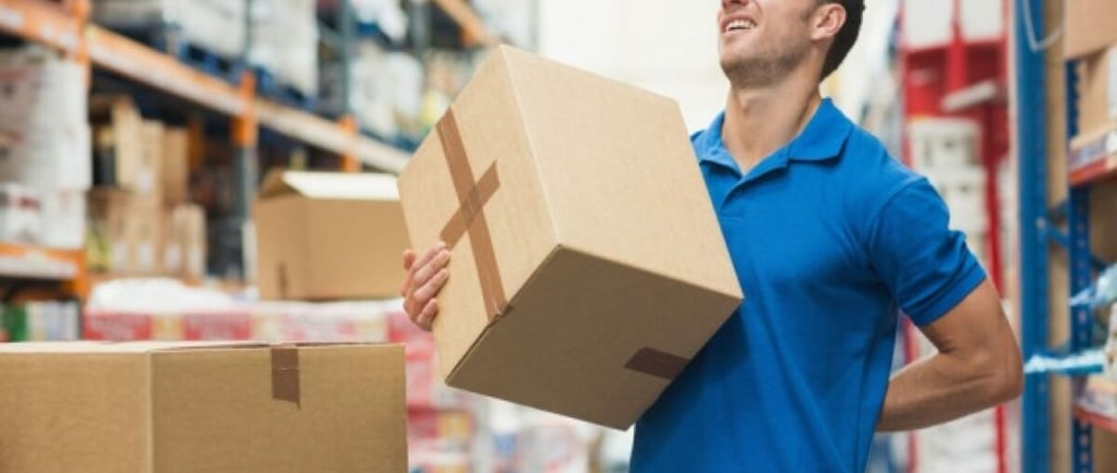 Trabajador sufre dolor lumbar al levantar una caja pesada en depósito – Accidente laboral típico en