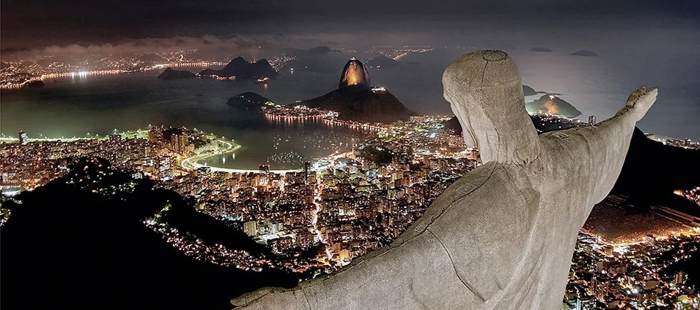 Image of the city of Rio de Janeiro and Christ the Redeemer at night