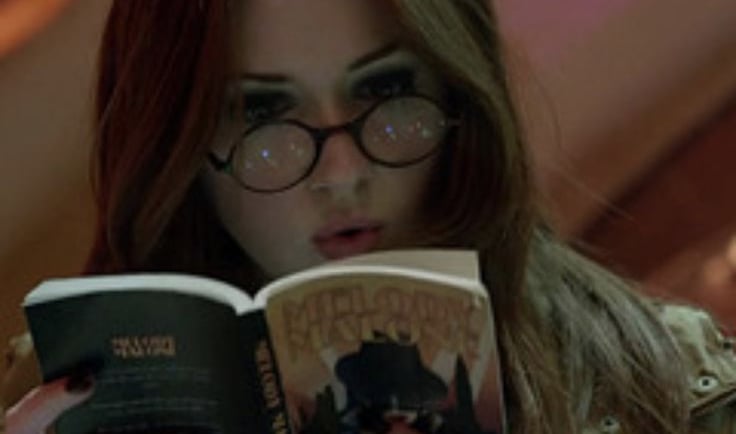 imagem da personagem amy pond da serie doctor who lendo um livro dentro da tardis