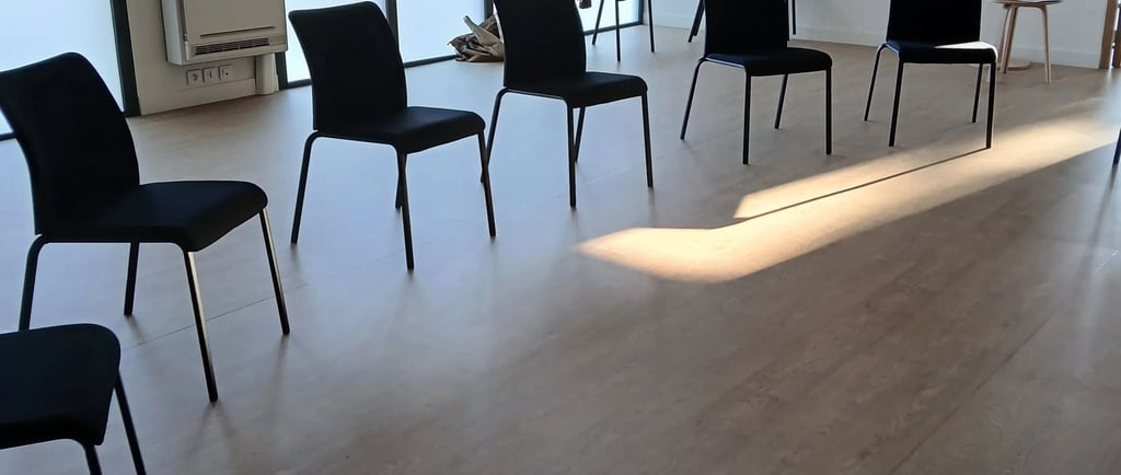 Salle de sophrologie à la Maison de quartier d’Arcachon avant une séance collective sur le thème Se reconnecter à soi