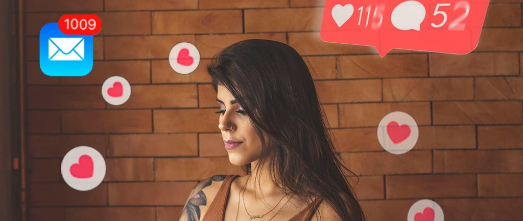 mujer comentarios clientes redes sociales