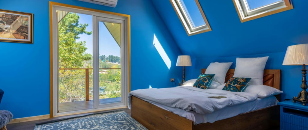 chambre bleue aménagée sous des combles