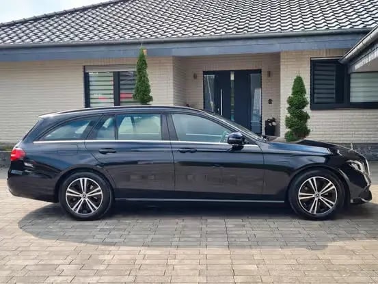 Luxury Mercedes car for private transfer Vienna to Salzburg