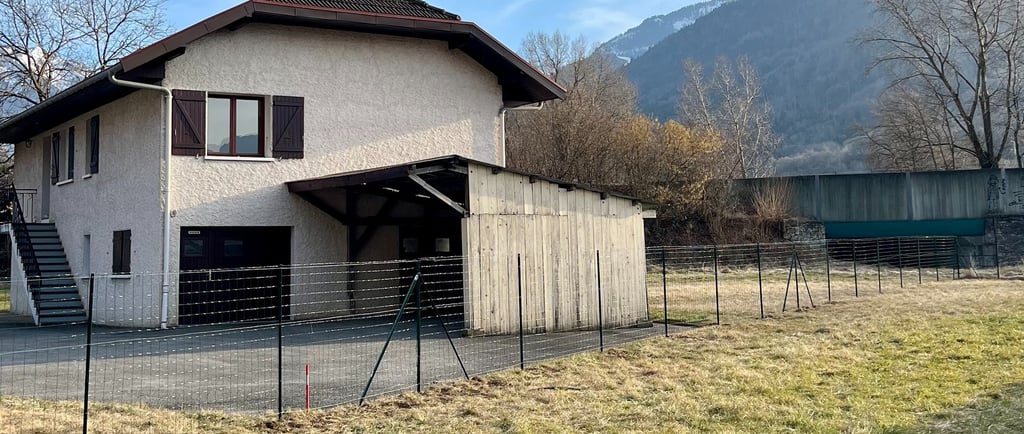 Pose de clôture en grillage sur mesure pour délimitation de jardin à faverges