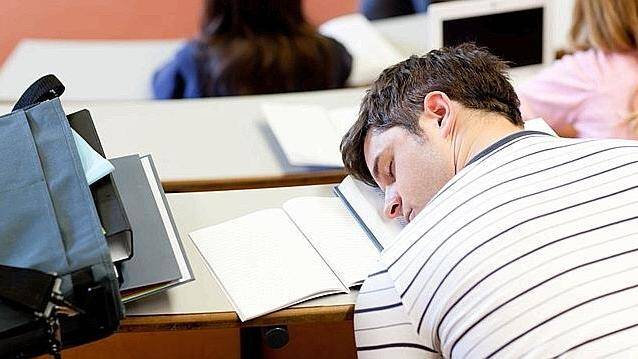 étudiant qui dort sur son bureau en classe