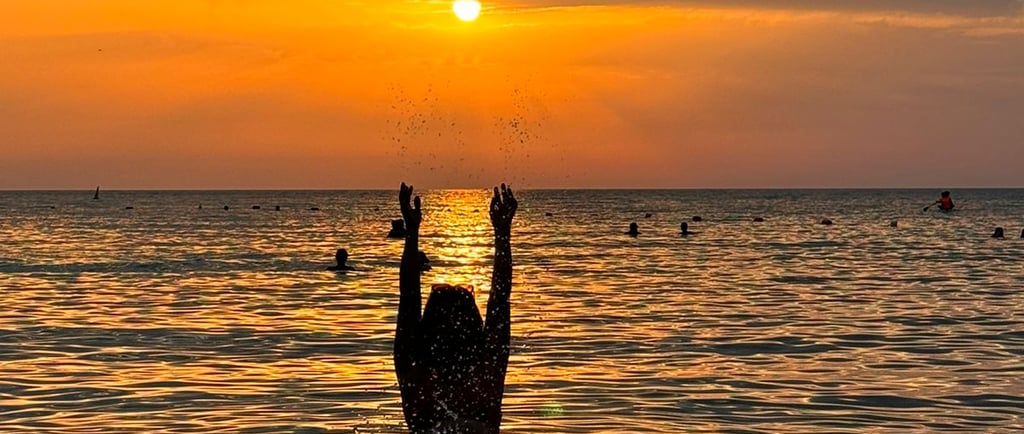Persona disfrutando un atardecer en el mar en Malta