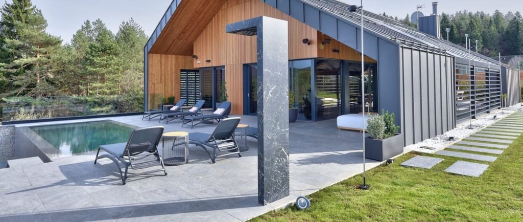 doccia moderna in marmo scuro per esterni piscina e giardino