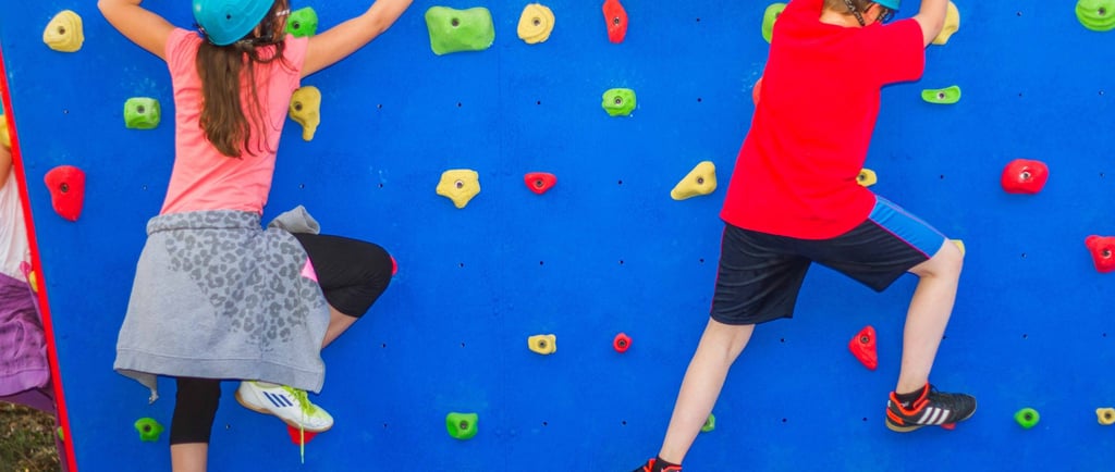 niños practicando escalada