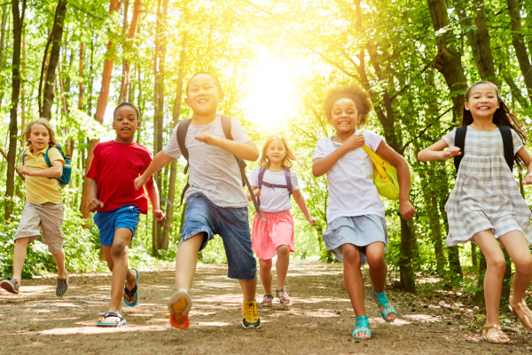 niños corriendo en un camino de tierra