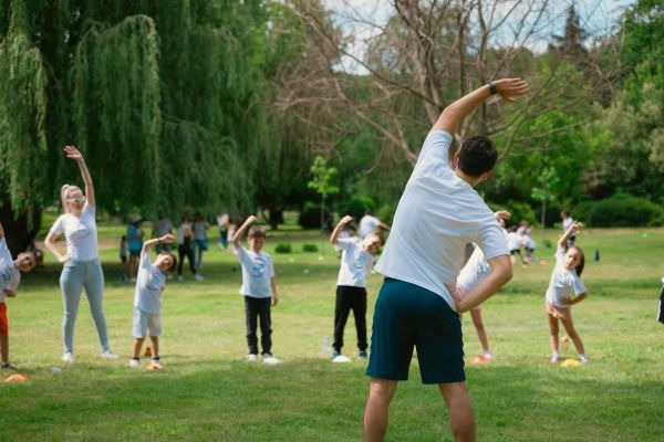 niños haciendo gimnasia con un monitor
