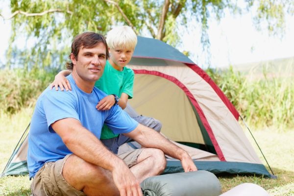 Padre e hijo de campamento