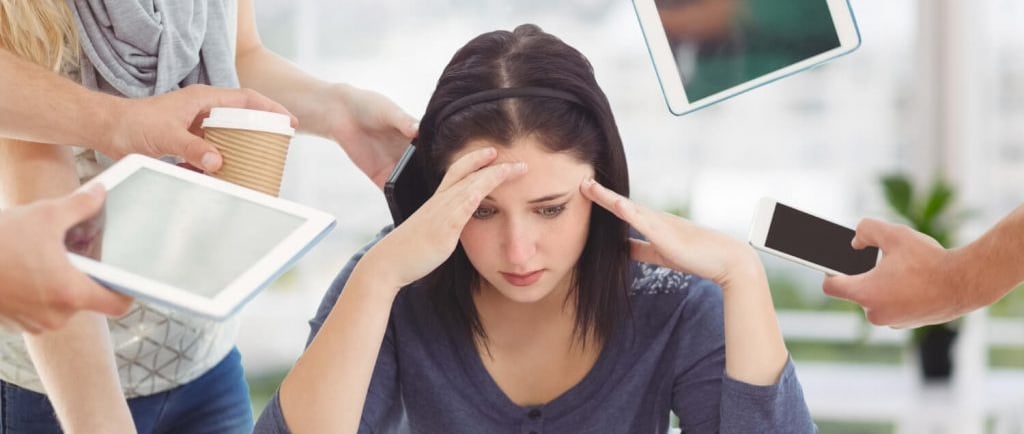 persona saturada por los dispositivos electrónicos