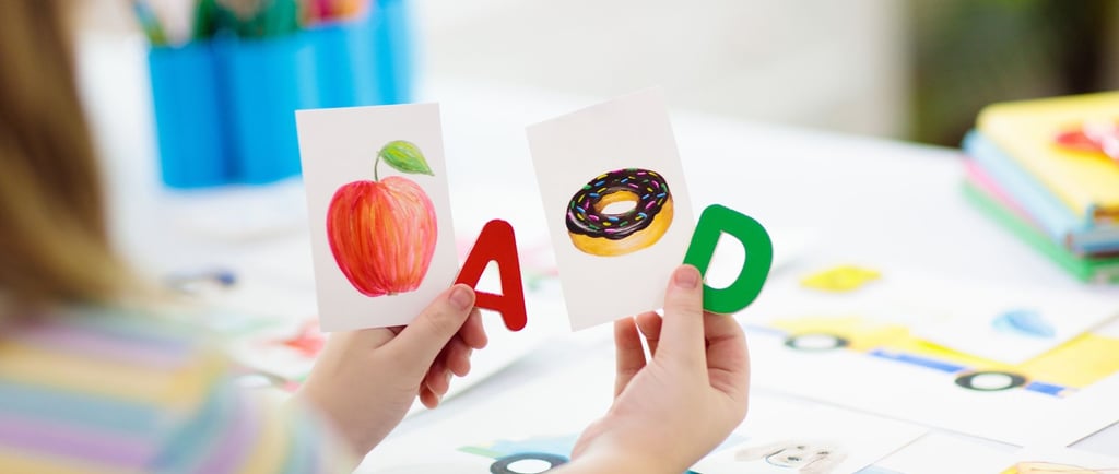 KOrijeni Buchstaben mit Bildern