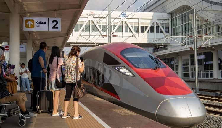 Stasiun Padalarang dan Tegalluar Summarecon dipadati penumpang Kereta Cepat Whoosh. KCIC mencatat penjualan 18.000 tiket, seb