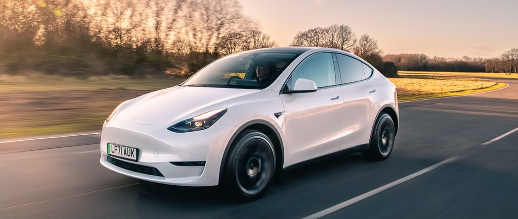 Tesla evita atropellar a un peatón y acaba chocando