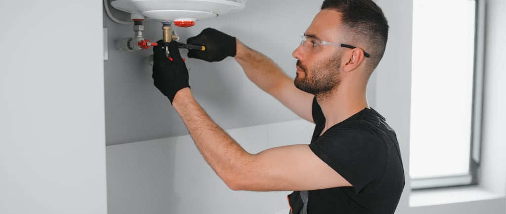 personne qui touche à une chaudière à gaz