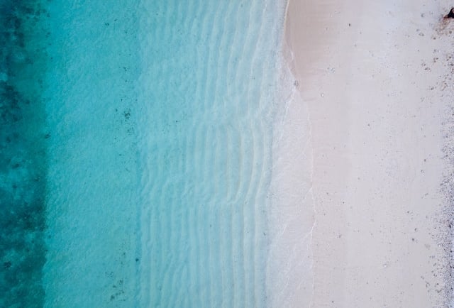 plage de sable blanc avec l'océan