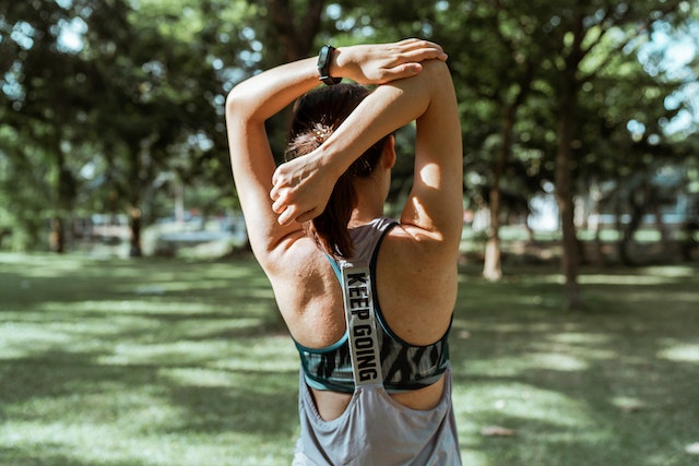 femme faisant du jogging dans un parc