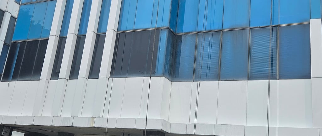 Jasa Bersih Kaca Gedung