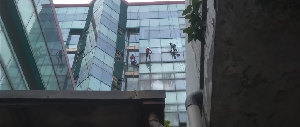 Jasa Bersih Kaca Gedung