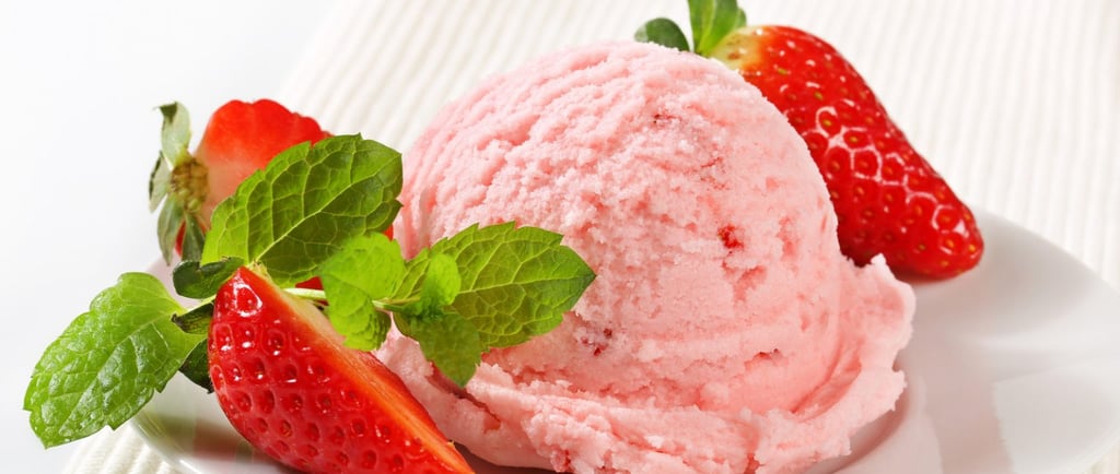 Sorvete de morango com whey servido em pote, sobremesa saudável e proteica