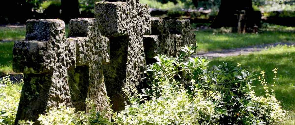 Steinerne Grabkreuse auf dem Soldatenfriedhof in Bad Bodendorf, Rheinland-Pfalz