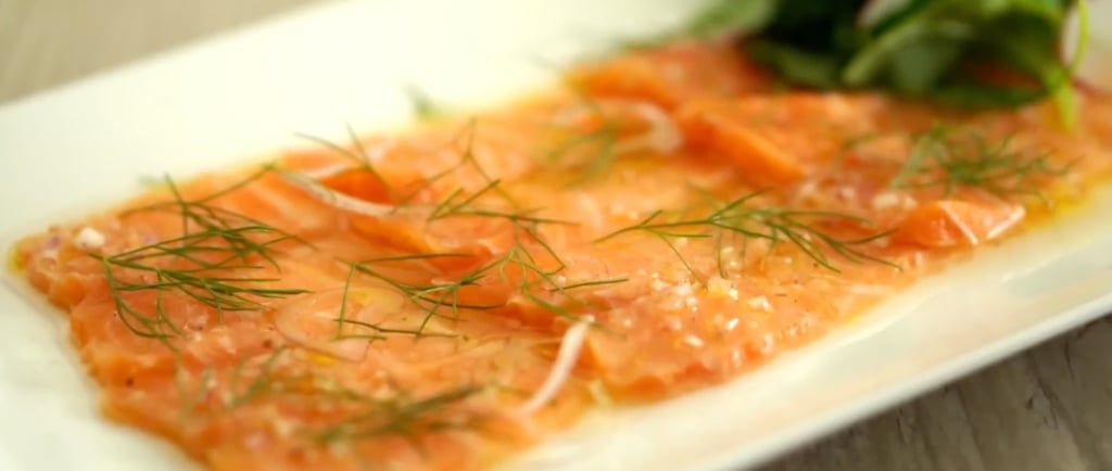 Un carpaccio de salmón tradicional