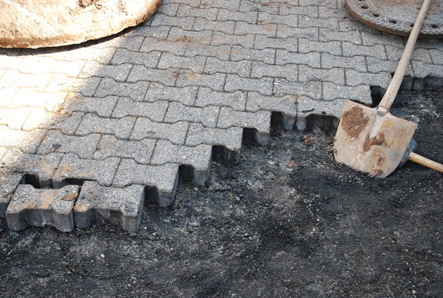 Pavé autobloquant en cours d'installation