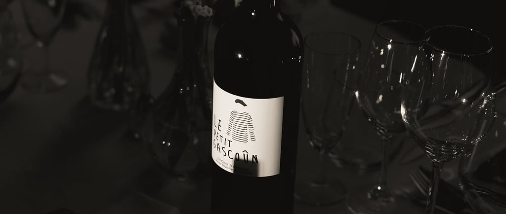 bouteille de vin avec etiquette du sud ouest en noir et blanc