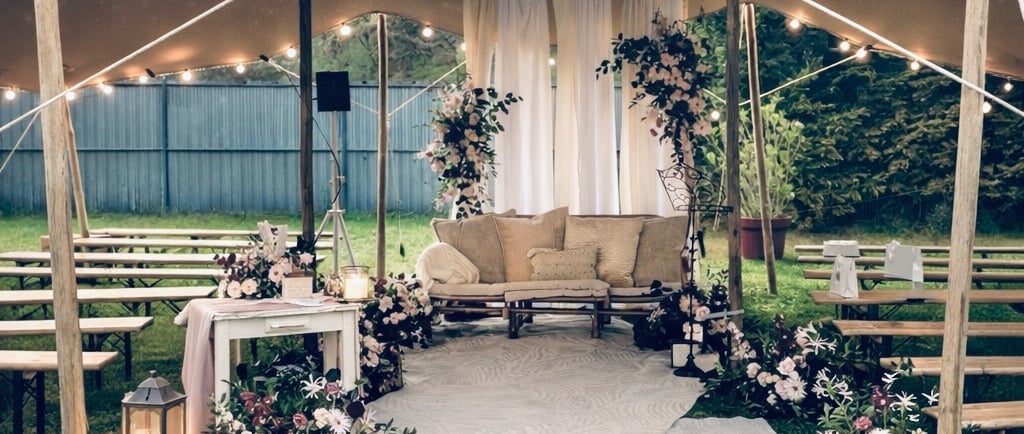 Tente nomade mariage cérémonie laïque bancs tapis de cérémonie fleurs arche en bois