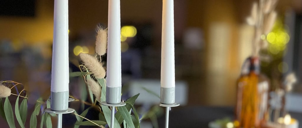 Décoration de mange-debout pour événement avec trois chandeliers vert sauge, bougies blanches, vase