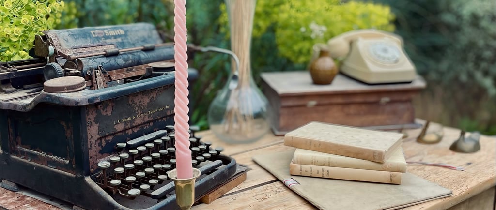 Coin livre d’or bureau ancien machine à écrire bougies