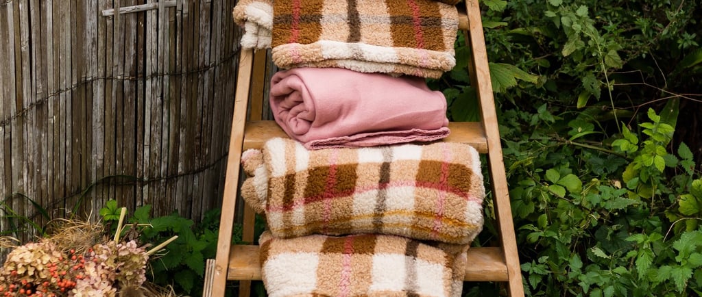Escabeau ancien avec des plaids panier à pommes bougeoir en laiton caisse à pommes