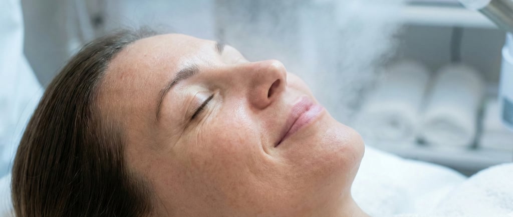 Tratamento de limpeza de pele com vapor de ozônio para abertura de poros no We Hall Beauty.