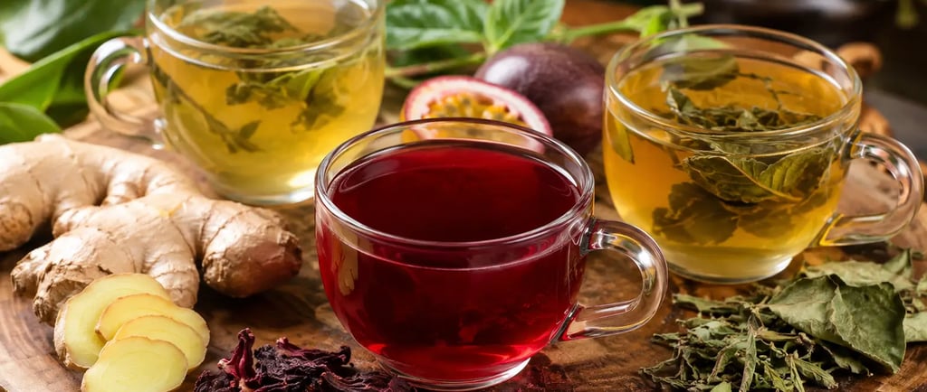 Seleção de chás de ervas com hibisco, raiz de gengibre e folhas de hortelã sobre uma tábua 