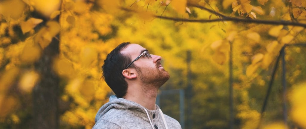 KET įpročių formavimas – sąmoningas vyras parke rudenį