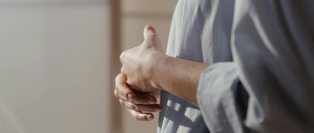 Artimas žmogaus rankų kadras, rami saviterapijos ir dėkingumo praktikos akimirka.