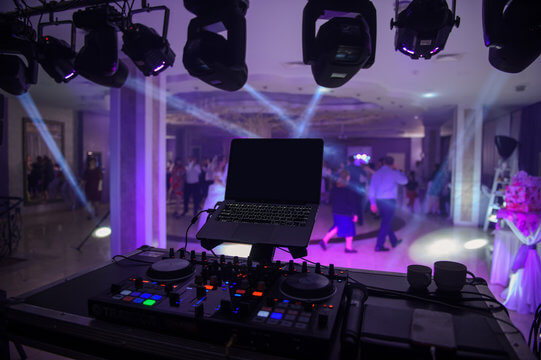 Setup de DJ vu depuis le poste du DJ