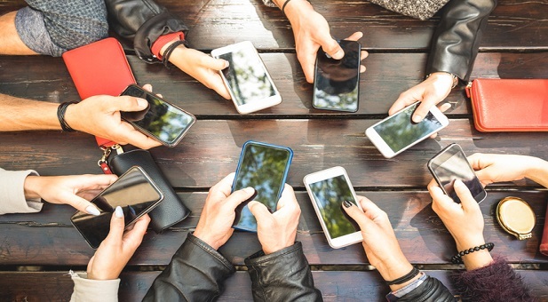 giovani con lo smartphone in mano