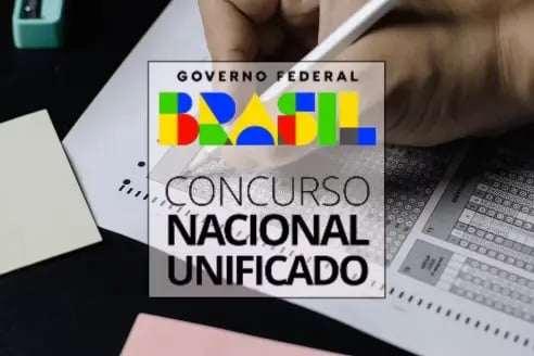 Mão preenche gabarito do Concurso Nacional Unificado com cuidado e concentração.
