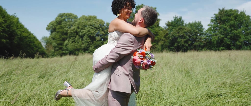 Reportage photo de mariage en Belgique montrant les mariés dans une scène romantique, style lumineux