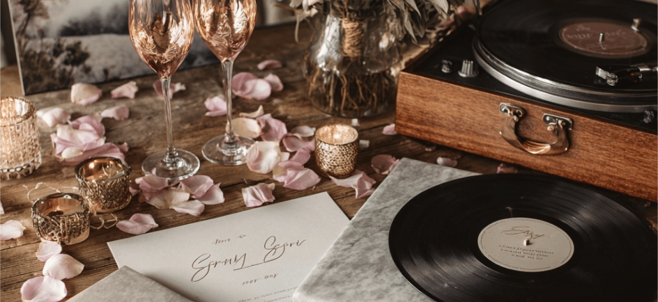 „Individuelle Hochzeitsgeschenke: Gravierte Weingläser, personalisiertes Erinnerungsbuch, Sternenkarte und Hochzeitslied als 