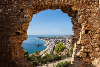 Vista panorámica de Blanes con restaurantes cerca de la playa y una pareja disfrutando de una comida