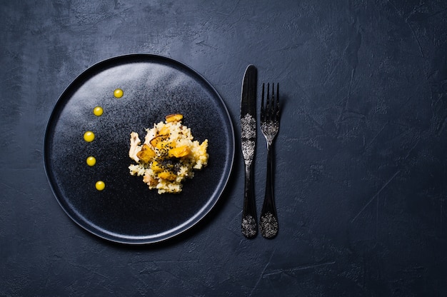 Plato de comida gourmet en un restaurante acogedor."