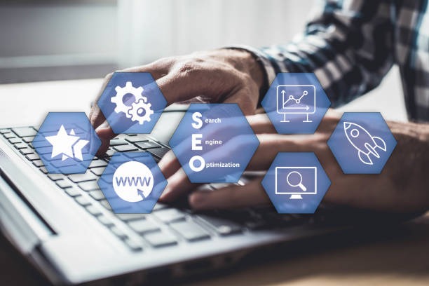 un ordenador con herramientas de optimización seo para mejorar la web