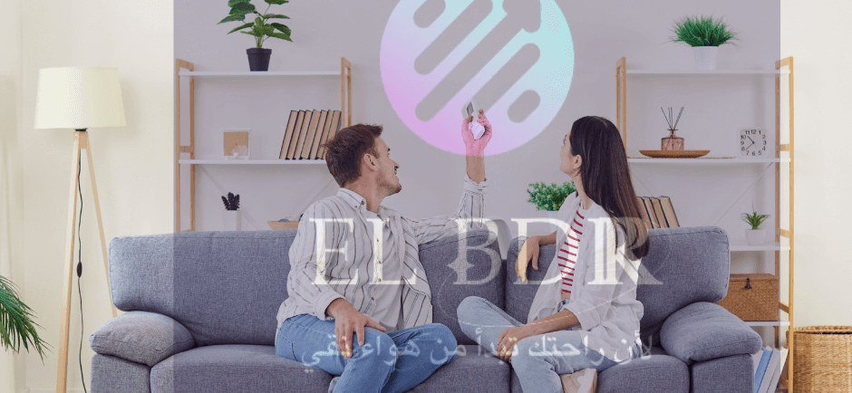 "فني من شركة البدر لأعمال التكييف والصيانة يقوم بتركيب تكييف حديث داخل غرفة معيشة أنيقة في المعادي –