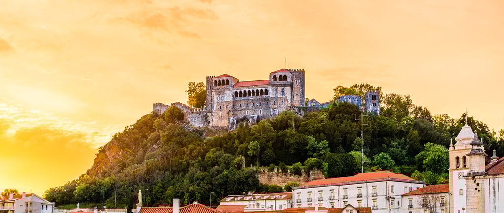 Vista direta do Castelo de Leiria, monumento histórico que simboliza a identidade da cidade e a qual