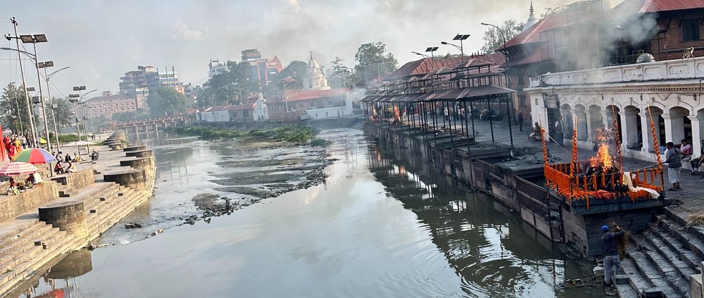 cremation at hindu temple Pashupatinath