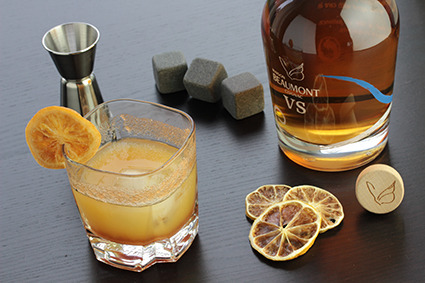 Cocktail cognac Maison Beaumont VS Sunrise servi sur glace avec agrume séché