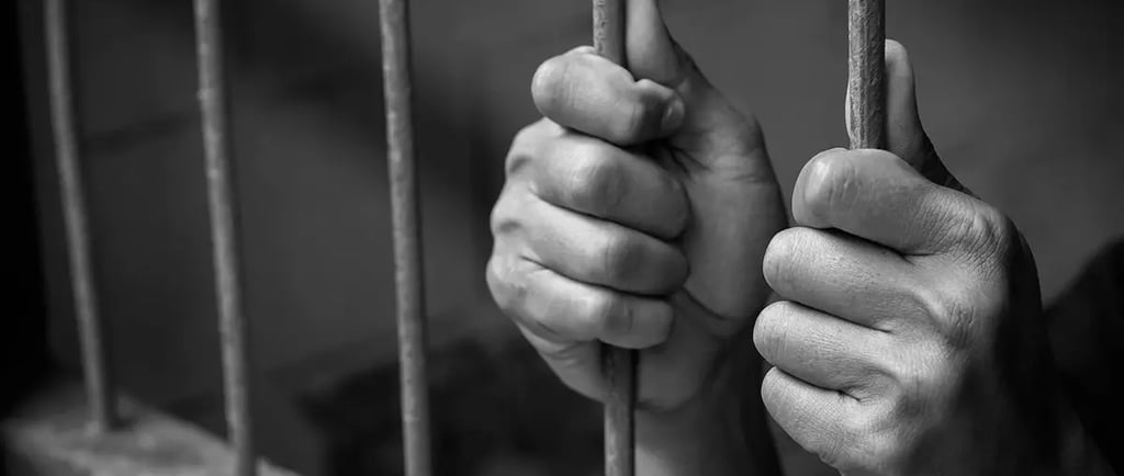 Encarando um Mandado de Prisão: Orientações para Agir com Prudência e Respeitar seus Direitos